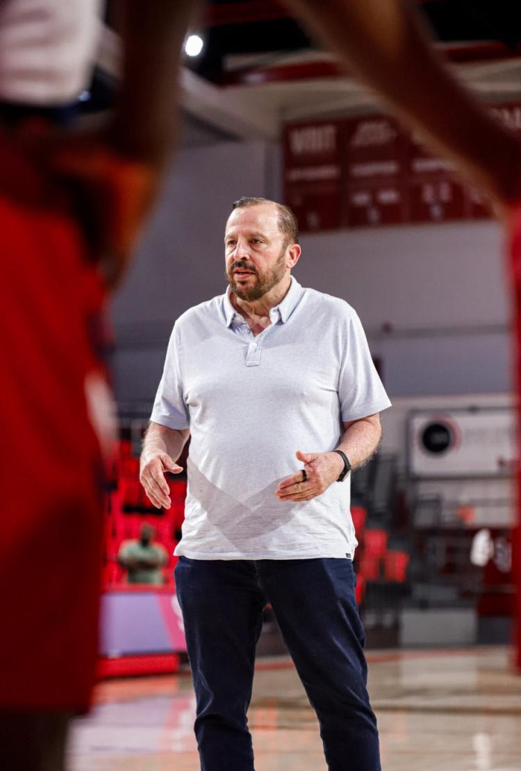 身材大变样！锡伯杜现身圣约翰大学，指导球队训练